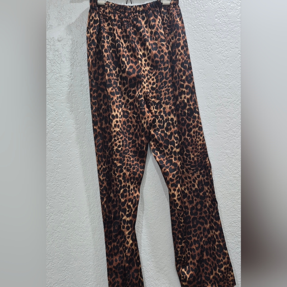 Frederick's of Hollywood Leopard Print Pajama Set Size M satiny Feel - Picture 8 of 15